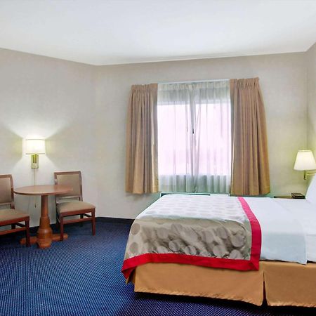 Hotel Ramada By Wyndham Hawthorne/Lax Esterno foto