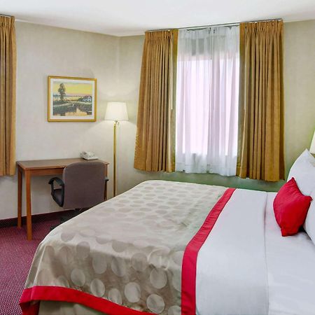 Hotel Ramada By Wyndham Hawthorne/Lax Esterno foto