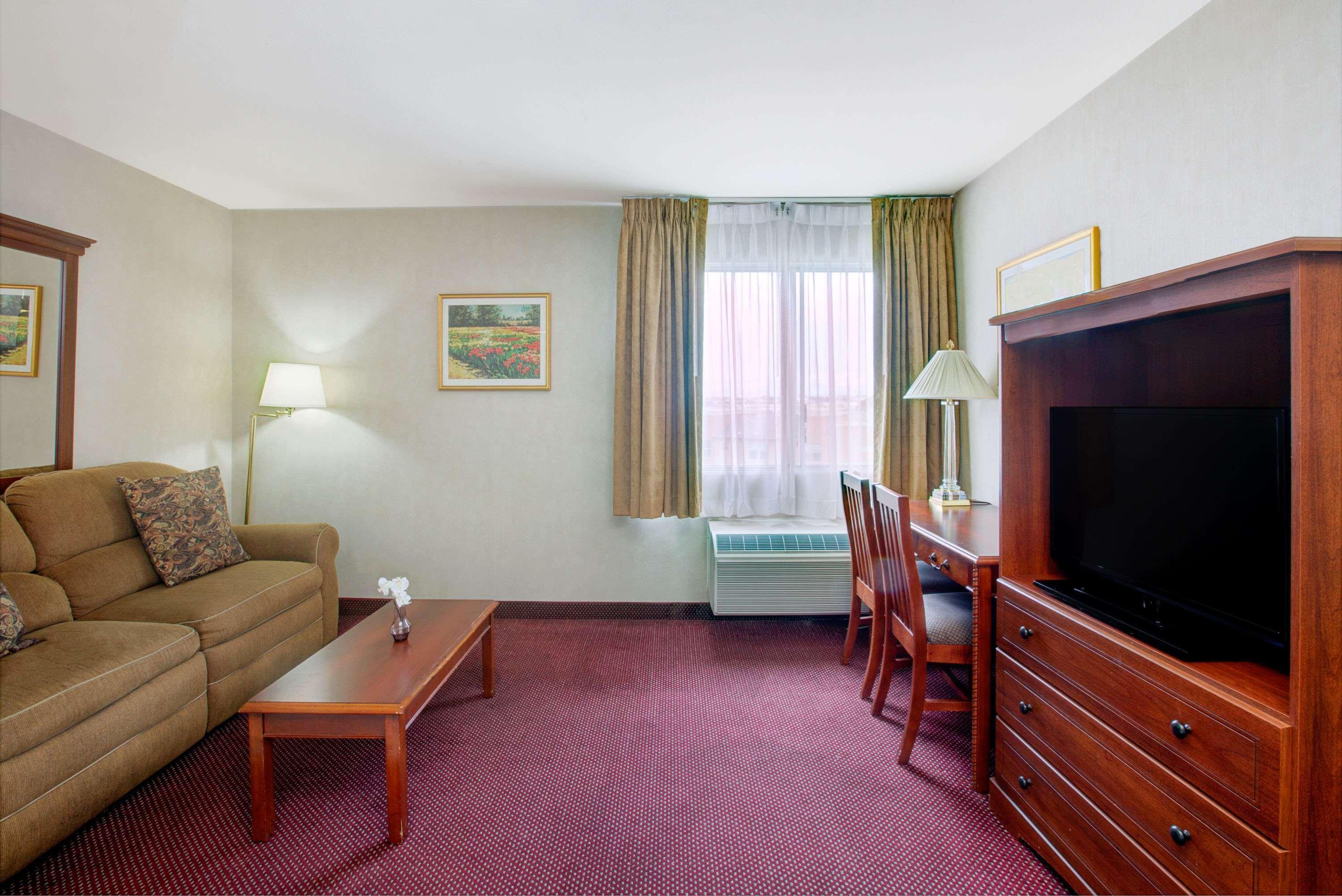 Hotel Ramada By Wyndham Hawthorne/Lax Esterno foto