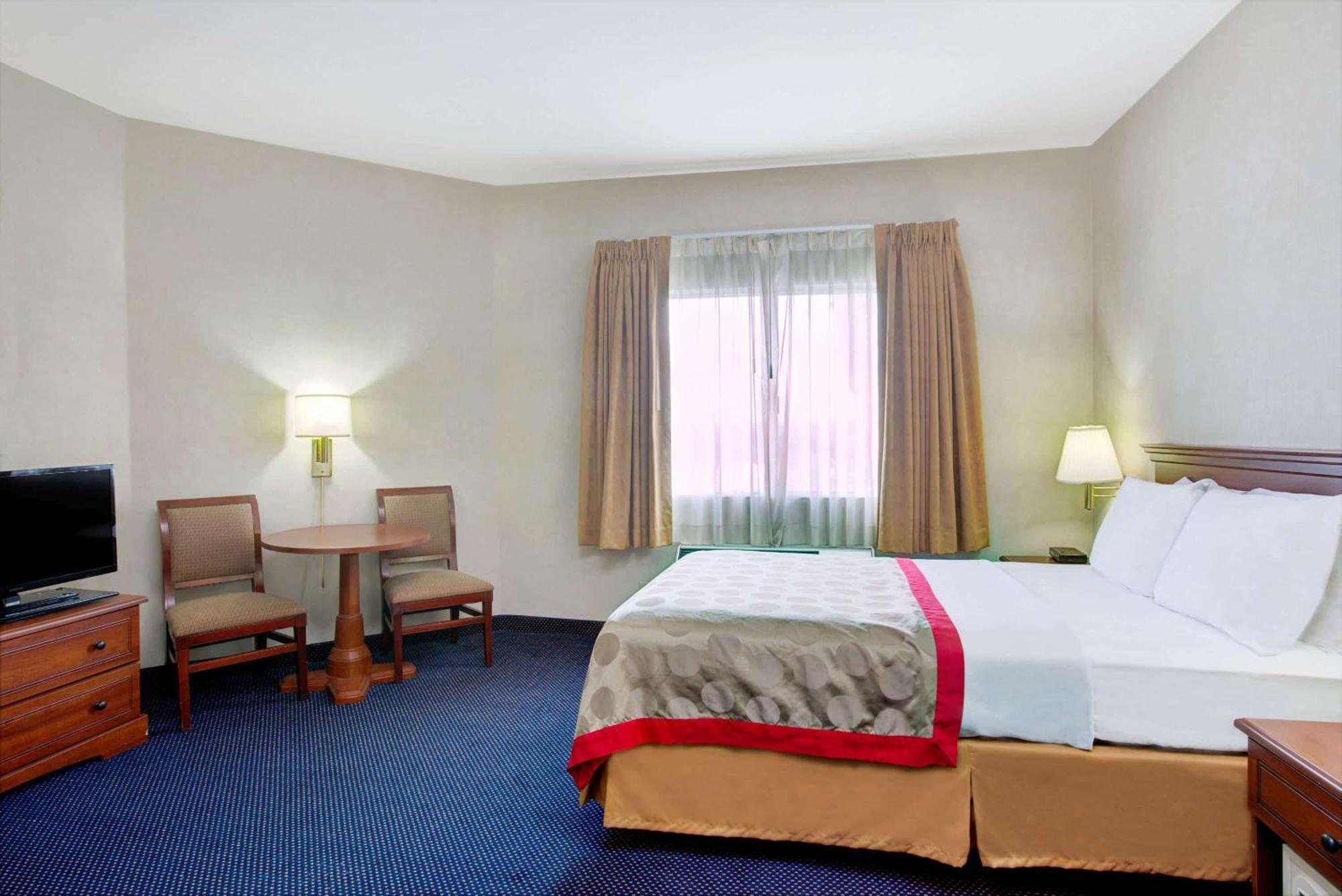 Hotel Ramada By Wyndham Hawthorne/Lax Esterno foto